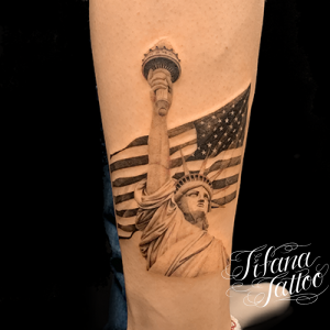 自由の女神とアメリカ国旗のファインライン・タトゥー