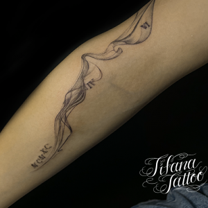 ローマ数字と抽象的な模様のタトゥー