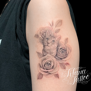 愛猫と薔薇のファインライン・タトゥー