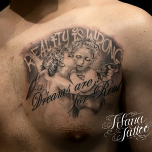 天使と文字のチカーノ・タトゥー