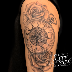 懐中時計と薔薇のタトゥー