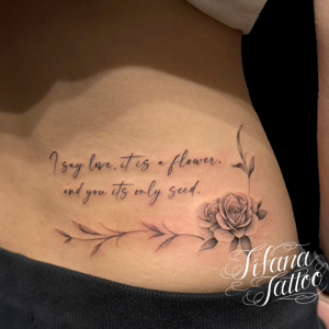 薔薇と文字のファインライン・タトゥー