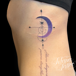 三日月|文字のジオメトリック・タトゥー