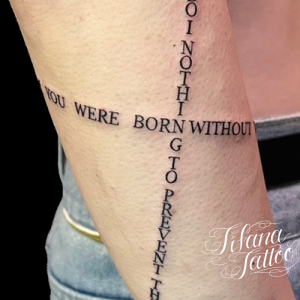 文字|クロスのタトゥー