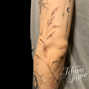 リーフのファインライン・タトゥー