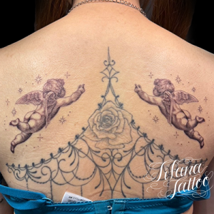 シンメトリーな天使のタトゥー