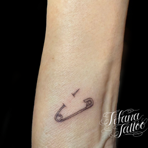 安全ピンのワンポイント・タトゥー