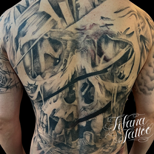 スカルのバックピース・タトゥー